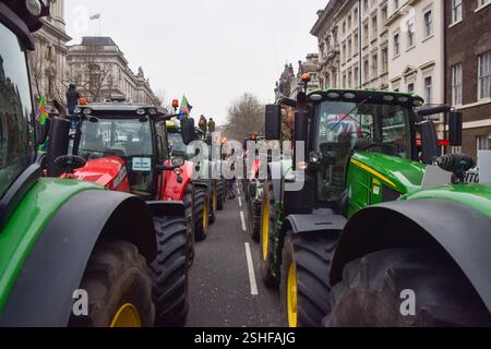 Londra, Regno Unito. 10 febbraio 2025. I trattori bloccano Whitehall durante la dimostrazione. Gli agricoltori bloccarono Whitehall con centinaia di trattori mentre organizzavano un'altra protesta contro la tassa di successione. Credito: SOPA Images Limited/Alamy Live News Foto Stock