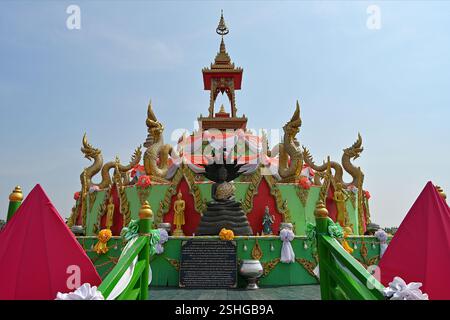 Il santuario principale e il chedi sulla piattaforma galleggiante di loto rosso a Wat Saman Rattanaram a Chachoengsao, con l'immagine di Buddha in posa di meditazione Foto Stock