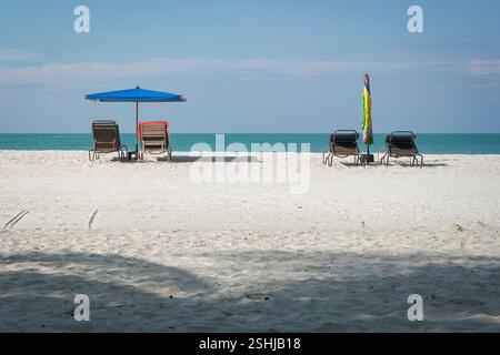 Ombrelloni e sdraio in riva al mare. Concetto di vacanza in spiaggia. Foto Stock