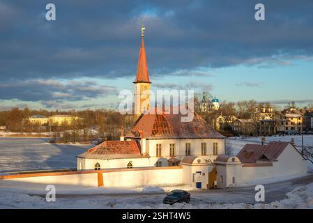 GATCHINA, RUSSIA - 25 DICEMBRE 2022: L'antico Palazzo del Priorato in una serata invernale. Gatchina, regione di Leningrado Foto Stock