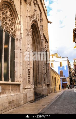 Valencia, Spagna - 27 dicembre 2024: L'edificio della Seta nella città di Valencia Foto Stock