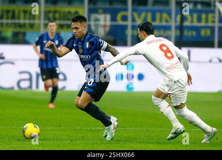 MILANO, ITALIA - 10 FEBBRAIO: Lautaro Martinez del FC Internazionale compete per il ballo con Rolando Mandragora dell'ACF Fiorentina, durante la partita di serie A tra FC Internazionale e ACF Fiorentina allo Stadio Giuseppe Meazza il 10 febbraio 2025 a Milano. (Foto di MB Media) Foto Stock