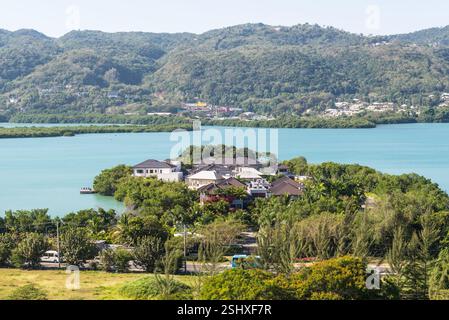 Montego Bay, Giamaica - 2 aprile 2024: Il mare turchese dei Caraibi circonda il paesaggio di Montego Bay: Concetto di vacanza e viaggio. Foto Stock