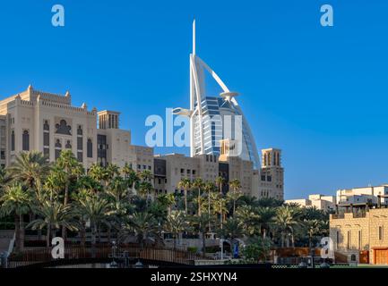 Nel tardo pomeriggio al grattacielo Burj al Arab di Dubai, sparato in primo piano dall'hotel e dal centro commerciale Madinat Jumeirah. Foto Stock