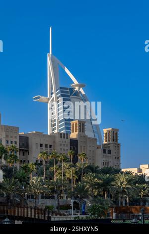 Nel tardo pomeriggio al grattacielo Burj al Arab di Dubai, sparato in primo piano dall'hotel e dal centro commerciale Madinat Jumeirah. Foto Stock