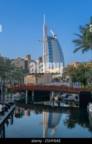 Nel tardo pomeriggio al grattacielo Burj al Arab di Dubai, sparato in primo piano dall'hotel e dal centro commerciale Madinat Jumeirah. Foto Stock
