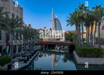 Nel tardo pomeriggio al grattacielo Burj al Arab di Dubai, sparato in primo piano dall'hotel e dal centro commerciale Madinat Jumeirah. Foto Stock