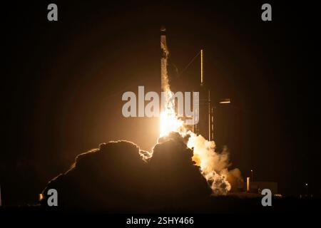 CENTRO SPAZIALE KENNEDY, FLORIDA, Stati Uniti d'America - 4 novembre 2024 - la missione a razzo SpaceX Falcon 9 CRS-31 che trasporta la navicella Dragon decolla dal lancio Foto Stock