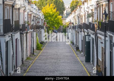 Londra, Regno Unito - 3 ottobre 2024 - file di case a schiera su strade acciottolate Holland Park Mews Foto Stock
