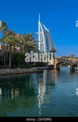 Nel tardo pomeriggio al grattacielo Burj al Arab di Dubai, sparato in primo piano dall'hotel e dal centro commerciale Madinat Jumeirah. Foto Stock