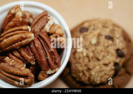 biscotti con scaglie di cioccolato e noci pecan su un tavolo di legno da vicino Foto Stock