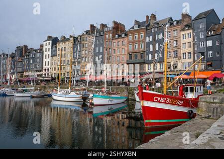 Honfleur, Normandia, Francia - barche sul Quai Sainte-Catherine nel vecchio porto, Vieux Bassin, nella pittoresca cittadina portuale di Honfleur al m Foto Stock