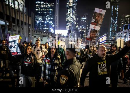 Tel Aviv, Israele. 10 febbraio 2025.i manifestanti israeliani marciano durante una manifestazione a Tel Aviv lunedì 10 febbraio 2025. Hamas ha avvertito lunedì che avrebbe rinviato il prossimo rilascio previsto di tre ostaggi questo sabato, il presidente degli Stati Uniti Donald Trump ha detto che se Hamas non liberasse tutti gli ostaggi rimanenti da Gaza entro mezzogiorno di sabato, Israele dovrebbe annullare il cessate il fuoco e "lasciare che l'inferno evada”. Foto di Eyal Warshavsky. Foto Stock
