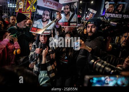 Tel Aviv, Israele. 10 febbraio 2025. Einav Zangauker rinvia la foto di suo figlio Matan durante una manifestazione a Tel Aviv lunedì 10 febbraio 2025. Hamas ha avvertito lunedì che avrebbe rinviato il prossimo rilascio previsto di tre ostaggi questo sabato, il presidente degli Stati Uniti Donald Trump ha detto che se Hamas non liberasse tutti gli ostaggi rimanenti da Gaza entro mezzogiorno di sabato, Israele dovrebbe annullare il cessate il fuoco e "lasciare che l'inferno evada”. Foto di Eyal Warshavsky. Foto Stock