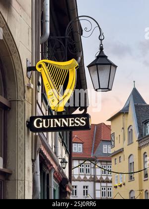 Guinness, cartellone pubblicitario secco irlandese sull'edificio nel centro storico di Wernigerode, sulle montagne Harz, Sassonia-Anhalt, Germania. Foto Stock