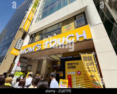 Ristorante Mom's Touch di recente apertura a Shibuya, Tokyo. Mammal's Touch è una catena di hamburger di pollo con sede in Corea del Sud. Foto Stock