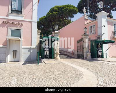 Porta d'ingresso al Palazzo Nazionale di Belém a Lisbona, Portogallo. Residenza del presidente della Repubblica portoghese, sorvegliata da sentinelle militari Foto Stock