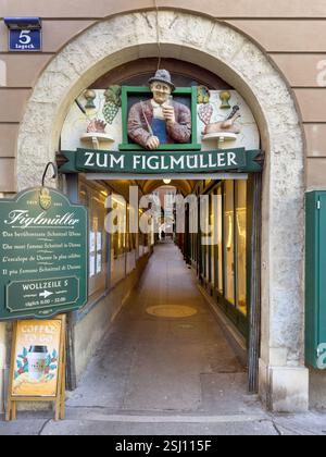 Zum Figlmüller. Ristorante Figlmuller a Vienna, Austria. Famosa cucina viennese, che serve il Figlmüller-Schnitzel, uno schnitzel in stile viennese. Foto Stock