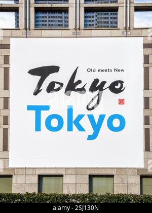 TOKYO, GIAPPONE - 13 MARZO 2024: Tokyo Tokyo Old Meets New. Logo e slogan della campagna turistica del governo metropolitano di Tokyo. Foto Stock