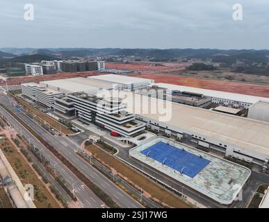 (250211) -- NANNING, 11 febbraio 2025 (Xinhua) -- una foto di un drone aereo mostra una vista di Guangxi Ningfu New Energy Technology Co., Ltd. A Nanning, nella regione autonoma di Guangxi Zhuang, nella Cina meridionale, 9 febbraio 2025. In qualità di direttore di officina della nuova società energetica, Wang Donglin pattuglia la linea di produzione lunga 400 metri che ha raggiunto una produzione completamente automatizzata ogni giorno lavorativo in caso di emergenze. Il 35enne Wang ha accumulato 14 anni di esperienza nella produzione di vari tipi di batterie come batterie al litio manganato, litio ternario e fosfato di ferro al litio. E' testimone dell'ar Foto Stock