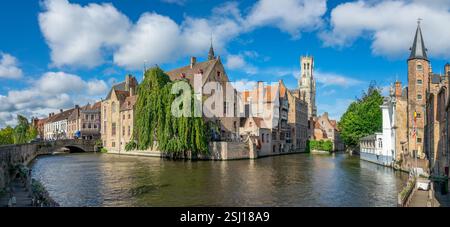 Famosa vista dal molo del Rosario di Bruges, panorama di un canale della Venezia del Nord - Bruges, Belgio Foto Stock