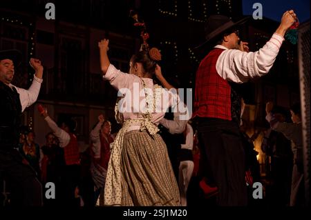 I raggi di luce accentuano una giovane e graziosa ballerina durante le Festas Gualterianas Foto Stock