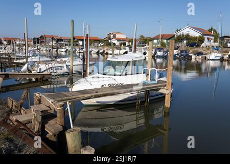 Barche e capanne di pesca nel porto di la teste-de-Buch, Arcachon, dipartimento della Gironda, Nouvelle-Aquitaine, Francia, Europa Foto Stock