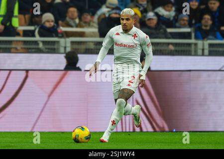 Dodo Domilson Cordeiro dos Santos dell'ACF Fiorentina visto in azione durante la partita di calcio di serie A 2024/25 tra FC Internazionale e ACF Fiorentina allo Stadio San Siro Foto Stock