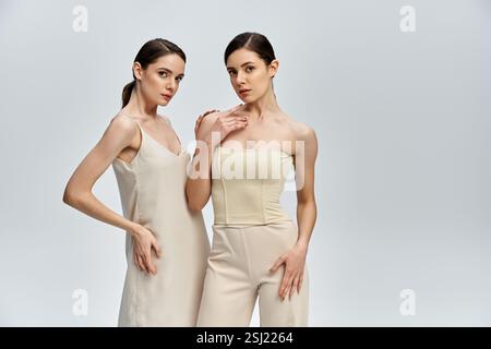 Le sorelle gemelle espongono i loro stili individuali in un monolocale tranquillo con un'estetica discreta. Foto Stock