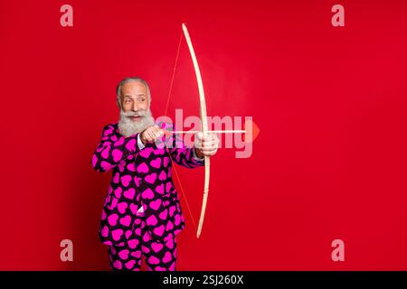 Ritratto di sua egli bella attraente sognanti funky allegro amorosa bianco-haired guy riprese di matrimoni freccia fare match sentimenti di affetto isolati su Foto Stock