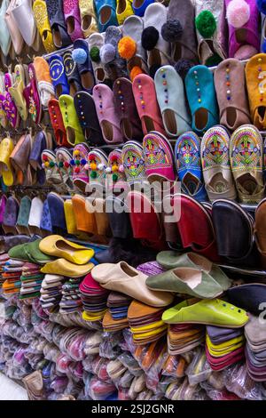 Pantofole marocchine. Pantofole marocchine multicolore in un mercato un suk Foto Stock
