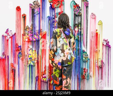 Londra, Regno Unito. 11 febbraio 2025. L'artista Anne von Freyburg è immersa nel suo lavoro "Floral Arrangement 1 (dopo Jan van Huysum, Still Life), 2024. "Flowers - Flora in Contemporary Art & Culture" presenta installazioni su larga scala, opere d'arte originali, fotografia, moda, oggetti d'archivio, e design grafico per esplorare l'influenza continua dei fiori sulla creatività e l'espressione umana. Si svolge dal 12 febbraio al 5 maggio. Crediti: Imageplotter/Alamy Live News Foto Stock