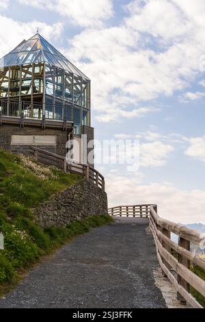 Osservatorio Swarovski situato vicino alle cime innevate della montagna più alta dell'Austria, Grossglockner, nel Parco Nazionale degli alti Tauri. Alta struttura di montagna ami Foto Stock