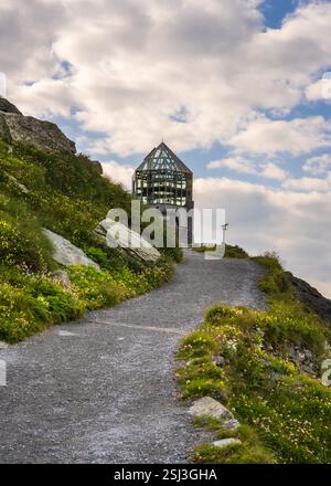 Osservatorio Swarovski situato vicino alle cime innevate della montagna più alta dell'Austria, Grossglockner, nel Parco Nazionale degli alti Tauri. Alta struttura di montagna ami Foto Stock