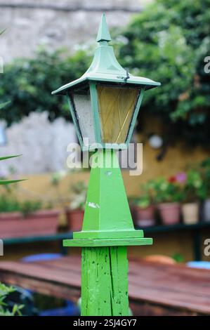 Lampada decorativa in legno dipinta sull'isola di Rodi, Grecia. Foto Stock