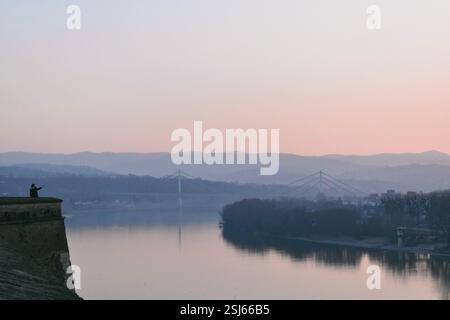 Crepuscolo sulla Fortezza Petrovaradin in inverno con vista sul fiume Danubio. Foto Stock