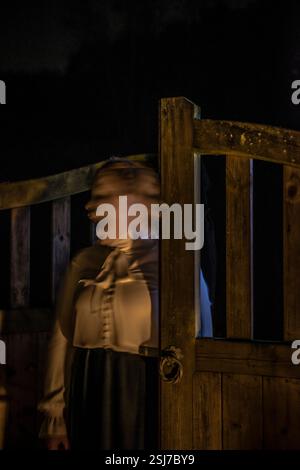 Fantasma che cammina attraverso i cancelli Foto Stock