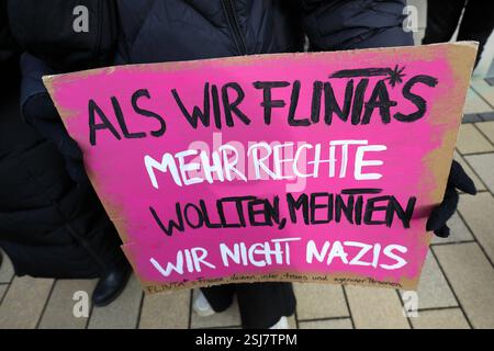 Unter dem Titel Nie wieder ist jetzt - Großdemonstration gegen den Rechtsruck in der Gesellschaft - Demoschild: ALS WIR FLINTA*S MEHR RECHTE WOLLTEN, MEINTEN WIR NICHT NAZIS - FLINTA* Frauen, Lesben, inter, trans und agender Personen - Deutschland, GER, DEU, Germania, Gießen, Germania, 08.02.2025 - Protestaktion gegen rechte Tendenzen und den gesellschaftlichen Rechtsruck in weiten Teilen der Deutschen Bevölkerung. Ein weiteres aktuelles Thema War die Abstimmung von Union, FDP und AfD im Deutschen Bundestag zur Migrationsdebatte. Die Protestierenden zeigten ihren Unmut gegen den Kanzlerkandidaten der CD Foto Stock