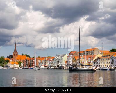 Paesaggio urbano sul lungomare di Sønderborg con barche a vela, chiesa e case storiche, isola ALS, Danimarca meridionale Foto Stock