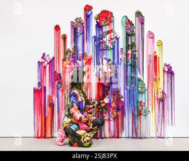 Londra, Regno Unito. 11 febbraio 2025. L'artista Anne von Freyburg con la sua opera "Floral Arrangement 1 (dopo Jan van Huysum, Still Life), 2024. "Flowers - Flora in Contemporary Art & Culture" presenta installazioni su larga scala, opere d'arte originali, fotografia, moda, oggetti d'archivio, e design grafico per esplorare l'influenza continua dei fiori sulla creatività e l'espressione umana. Si svolge dal 12 febbraio al 5 maggio. Crediti: Imageplotter/Alamy Live News Foto Stock