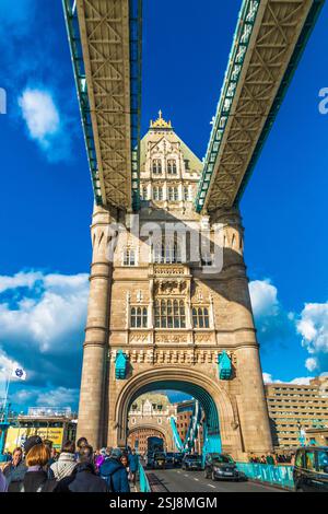 Bella vista sul ponte del famoso Tower Bridge di Londra in una giornata di sole con un cielo blu. Di fronte si trova la Torre Nord con la passerella ad alto livello... Foto Stock