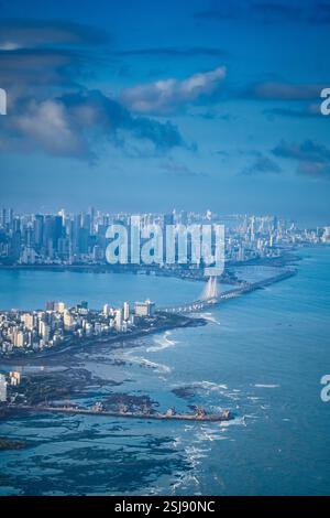 Una splendida vista aerea di Mumbai, India, che mostra lo skyline della città, la costa e l'iconico collegamento marittimo Bandra-Worli che si estende attraverso l'Arabia Foto Stock