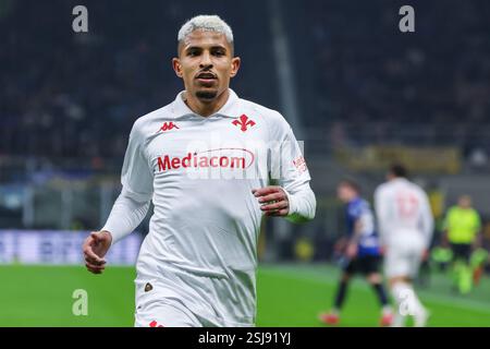 Dodo Domilson Cordeiro dos Santos dell'ACF Fiorentina visto durante la partita di serie A 2024/25 tra FC Internazionale e ACF Fiorentina allo Stadio San Siro. Punteggi finali; Inter 2 : 1 Fiorentina. Foto Stock