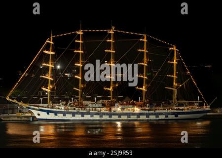 Immagine notturna della nave da crociera Star Clippers di lusso e della nave alta Star Clipper attraccata al molo delle crociere del porto di Bridgetown, Barbados, Caraibi Foto Stock