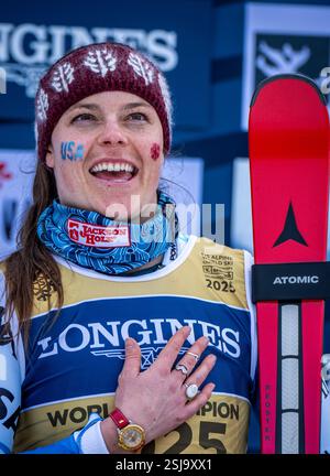 Saalbach Hinterglemm, Austria. 11 febbraio 2025. Sci alpino: Campionati del mondo, Team Combined, Ladies, Breezy Johnson dagli Stati Uniti canta l'inno nazionale americano dopo aver vinto la medaglia d'oro. Crediti: Jens Büttner/dpa/Alamy Live News Foto Stock