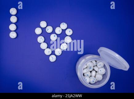 Un concetto di barattolo di gomma da masticare su sfondo blu per il National Bubble Gum Day Foto Stock