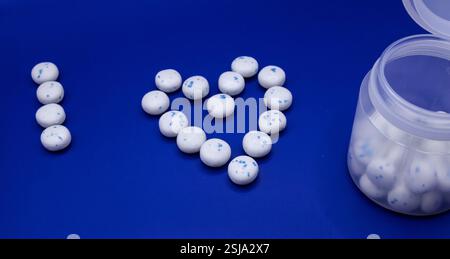Un concetto di barattolo di gomma da masticare su sfondo blu per il National Bubble Gum Day Foto Stock