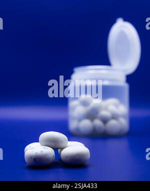 Un concetto di barattolo di gomma da masticare su sfondo blu per il National Bubble Gum Day Foto Stock