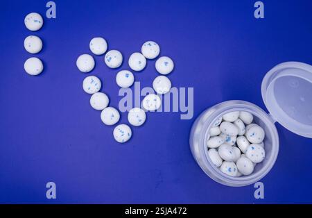 Un concetto di barattolo di gomma da masticare su sfondo blu per il National Bubble Gum Day Foto Stock