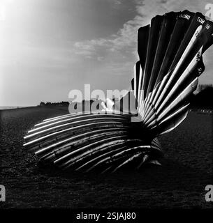 Scallop di Maggie Hambling Aldeburgh Suffolk UK 2025 Scallop è un'opera del 2003 dell'artista britannico Maggi Hambling. Si trova sulla spiaggia di Aldeburgh, Suffol Foto Stock